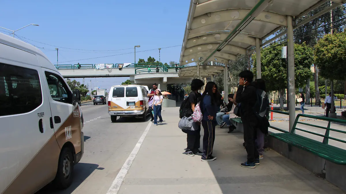 12-cl-estudiantes de la uabc. esperando el transporte -1